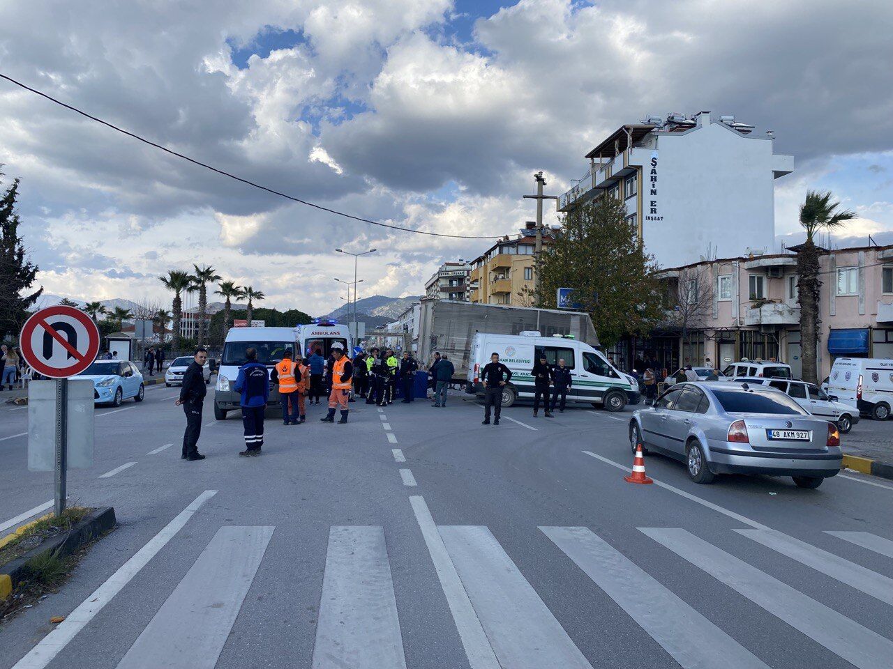 DALAMAN'DA MOTOSİKLETLE KAMYON ÇARPTIŞTI: 1 ÖLÜ