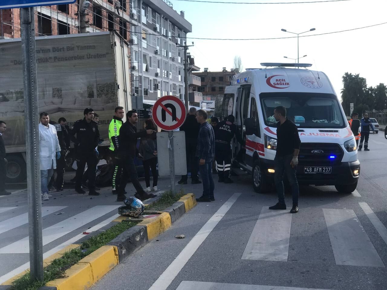 DALAMAN'DA MOTOSİKLETLE KAMYON ÇARPTIŞTI: 1 ÖLÜ