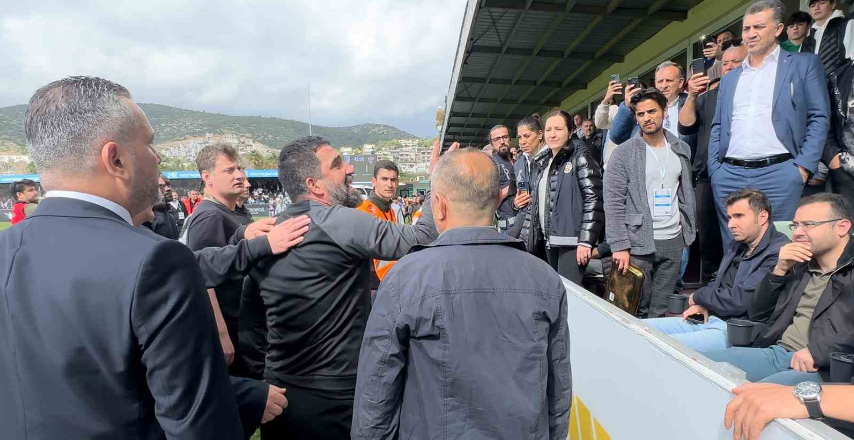 BODRUM FK - EYÜPSPOR MAÇINDA ORTALIK KARIŞTI; HASTANEYE KALDIRILDI