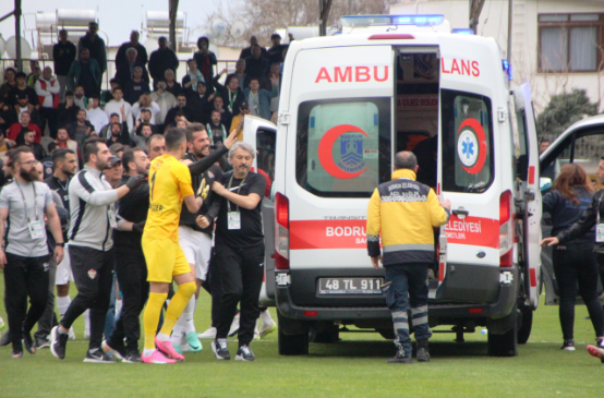 BODRUM FK - EYÜPSPOR MAÇINDA ORTALIK KARIŞTI; HASTANEYE KALDIRILDI
