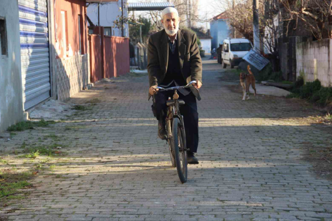 57 YILDIR AYNI BİSİKLETİ KULLANIYOR