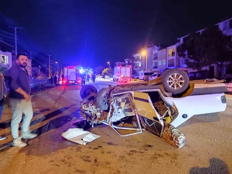 FETHİYE’DE OTOMOBİLLER KAFA KAFAYA ÇARPIŞTI: 1’İ AĞIR 4 YARALI