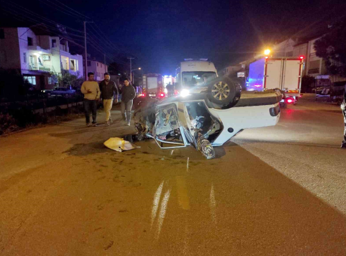 FETHİYE’DE OTOMOBİLLER KAFA KAFAYA ÇARPIŞTI: 1’İ AĞIR 4 YARALI