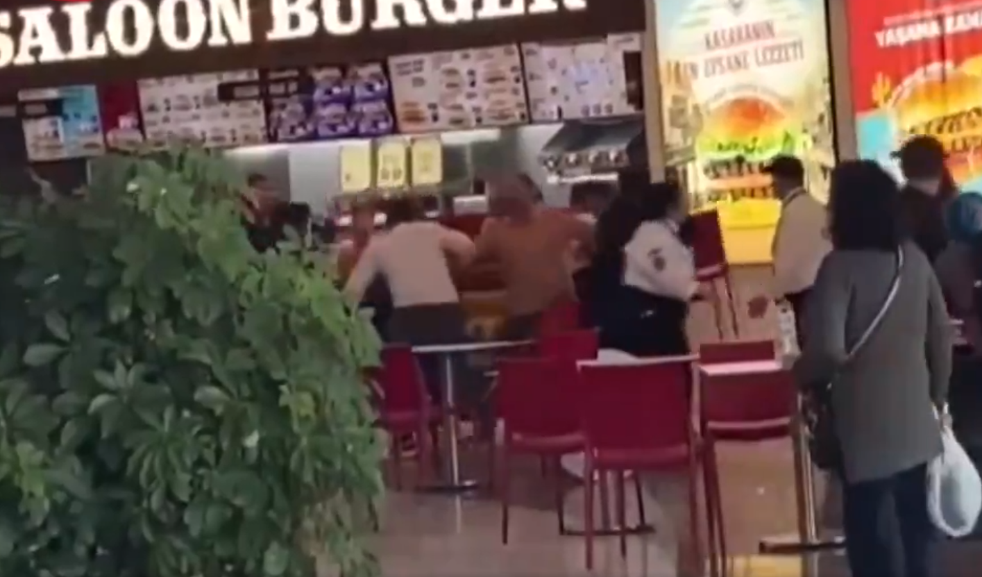 YEMEĞİ BEĞENMEYİNCE GARSONU TEKME TOKAT DÖVDÜLER
