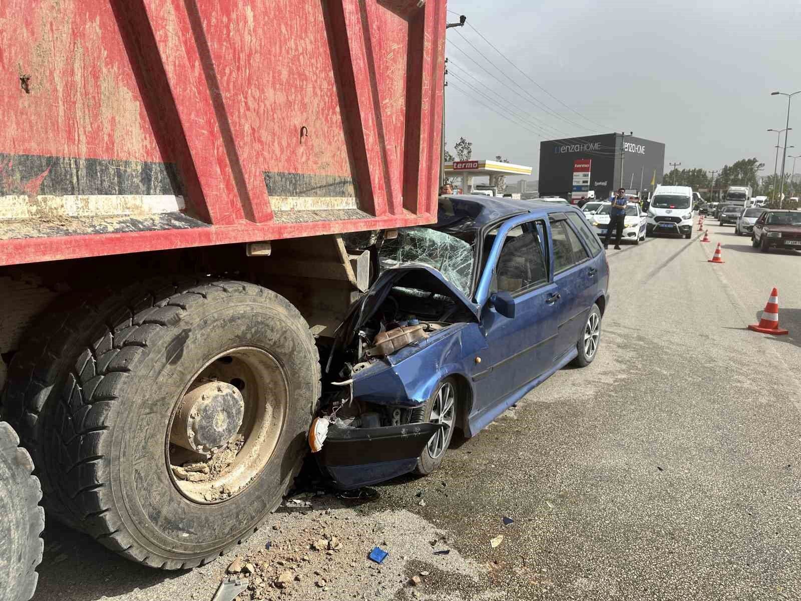 OTOMOBİL KAMYONUN ALTINA GİRDİ: 1 ÖLÜ, 2 YARALI