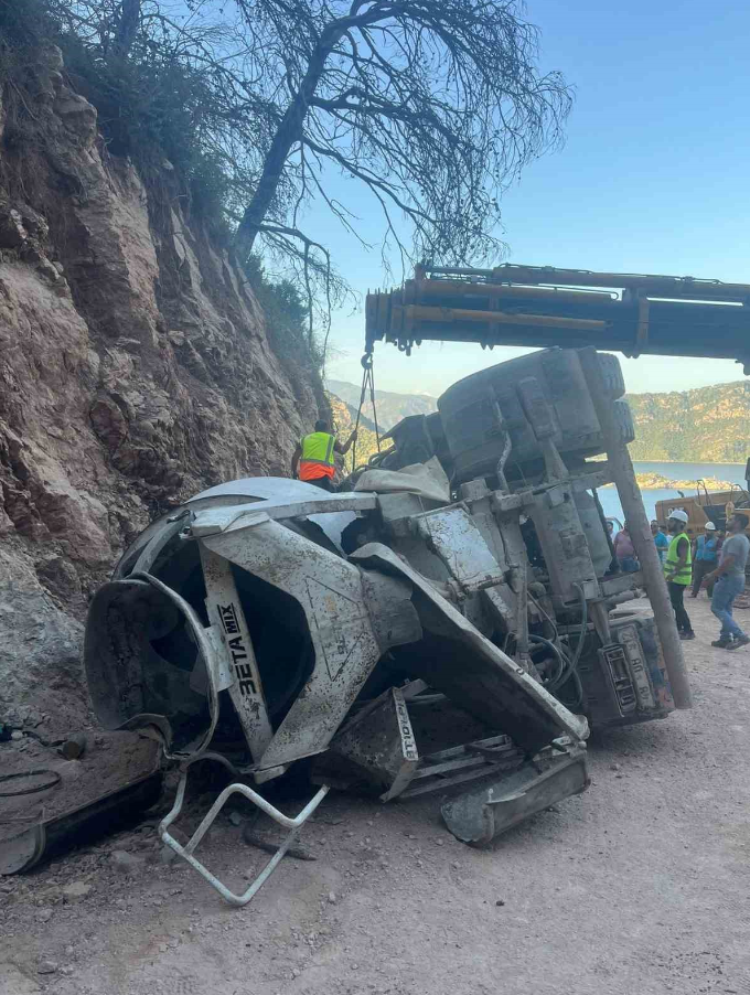 MARMARİS’TE BETON MİKSERİ DEVRİLDİ: 1 YARALI