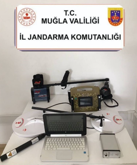 DEFİNECİLER İŞ BAŞI YAPAMADAN JANDARMAYA YAKALANDI