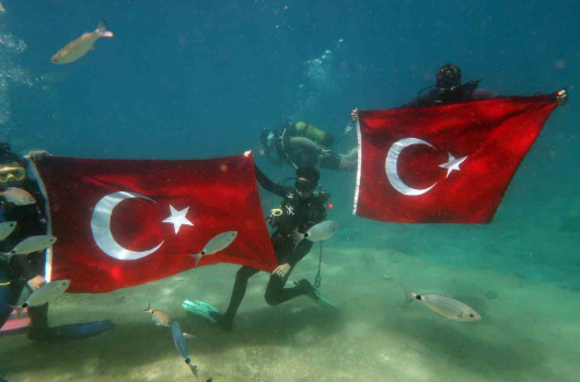 DENİZİN DİBİNDE TÜRK BAYRAĞI AÇIP, 19 MAYIS’I KUTLADILAR