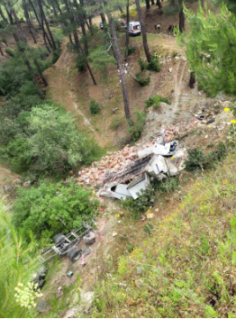 MİLAS’TA TIR UÇURUMA YUVARLANDI: 1 ÖLÜ