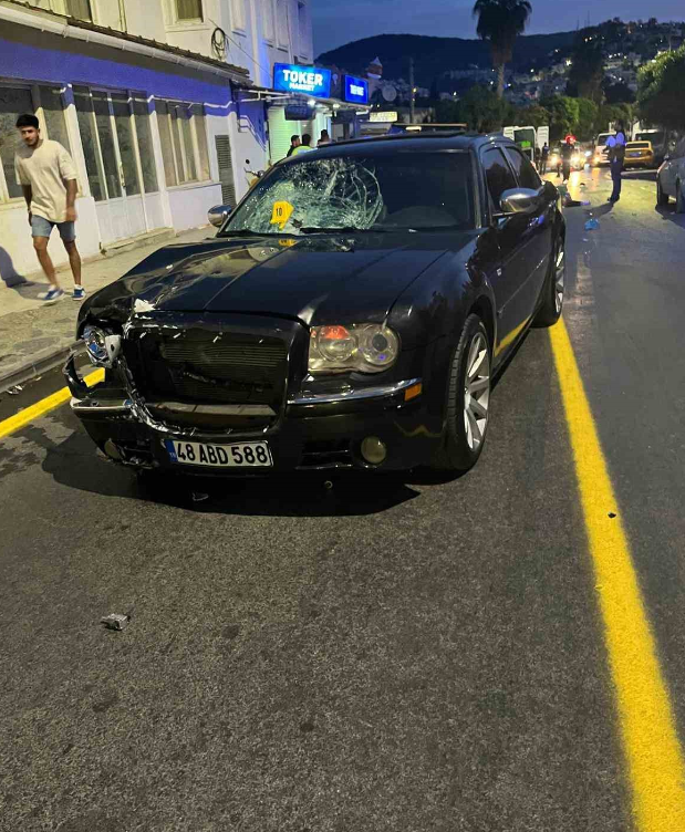 BODRUM’DA OTOMOBİLLE MOTOSİKLET KAFA KAFAYA ÇARPIŞTI