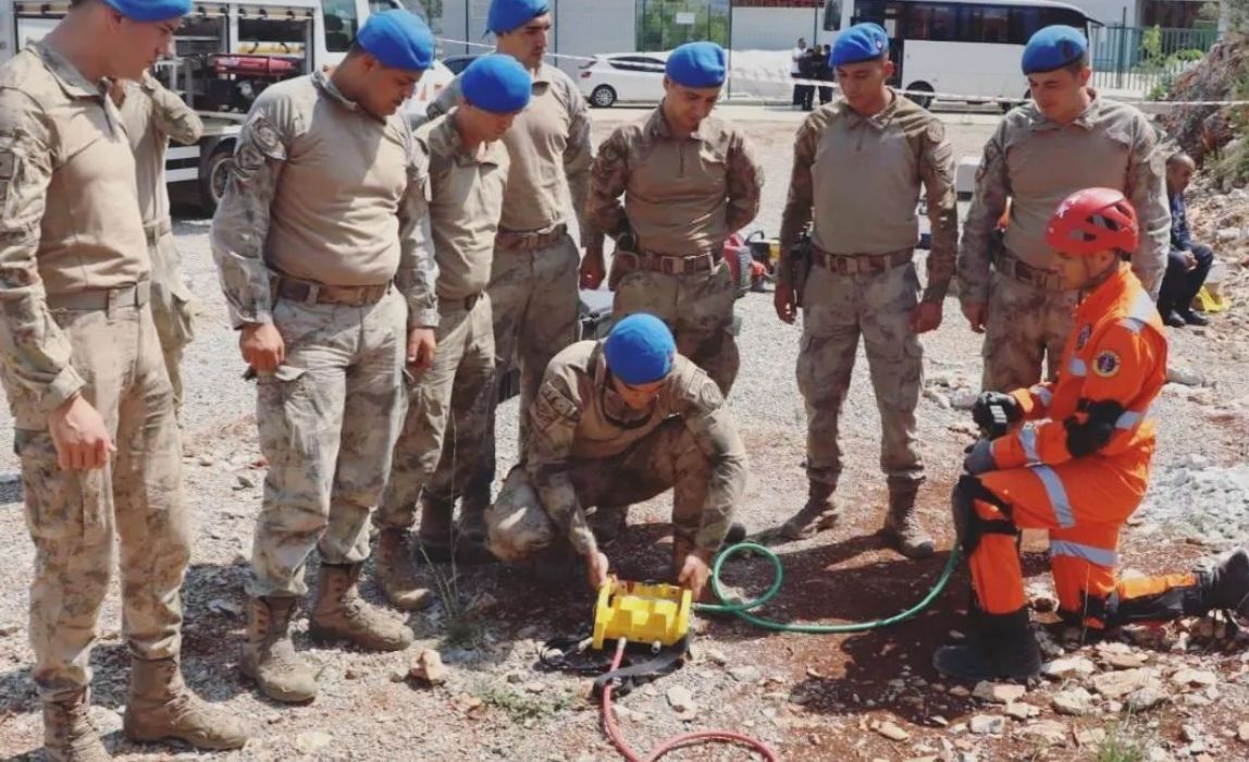 MUĞLA'DA JANDARMA PERSONELİNE DEPREM EĞİTİMİ! TATBİKAT GERÇEĞİ ARATMADI