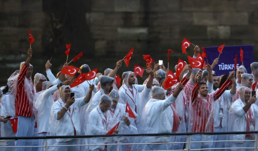 MİLLİ SPORCULARIMIZIN PARİS 2024 AÇILIŞINDA GİYDİKLERİ KIYAFETLERE ELEŞTİRİ YAĞDI