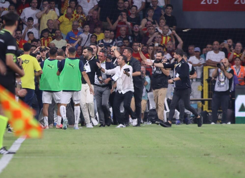 GÖZTEPE - FENERBAHÇE MAÇINDA ALİ KOÇ'A SALDIRI! ARKADAN GELDİ, NE OLDUĞUNU ANLAYAMADAN YERE KAPAKLANDI