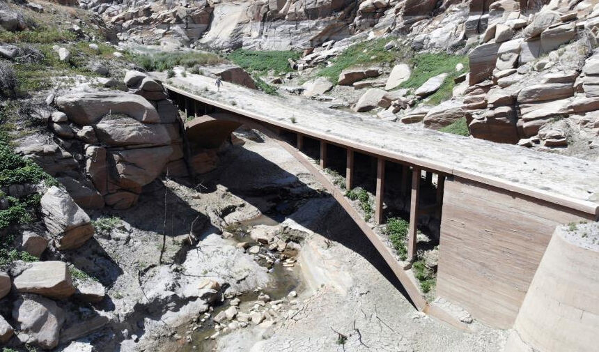 HES BARAJINDA SULAR ÇEKİLİNCE 100 YILLIK KÖPRÜ GÜN YÜZÜNE ÇIKTI