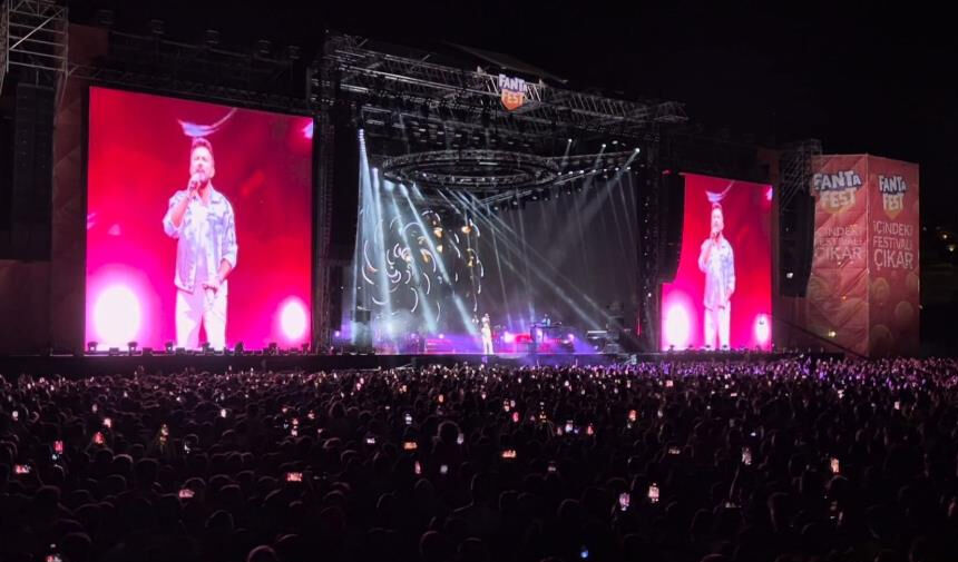 TARKAN TERLİ HAVLUSUNU HAYRANLARINA ATTI: TERİM MİS GİBİ KOKUYOR