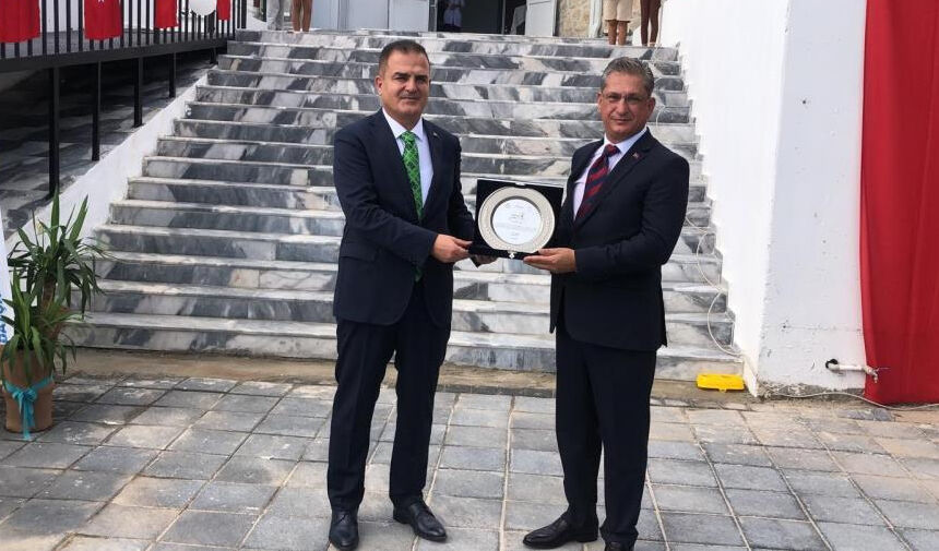 LAÇİN İLKOKULU'NUN AÇILIŞINI VALİ İDRİS AKBIYIK YAPTI, İNŞAAT SIRASINDA KESİLEN AĞACIN YERİNE ÜÇ AĞAÇ DİKTİ
