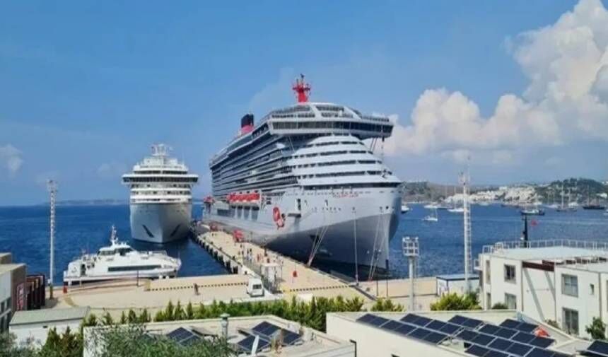 İKİ KRUVAZİYER DOLUSU TURİST! YAKLAŞIK 3 BİN ZİYARETÇİ BODRUM'DA