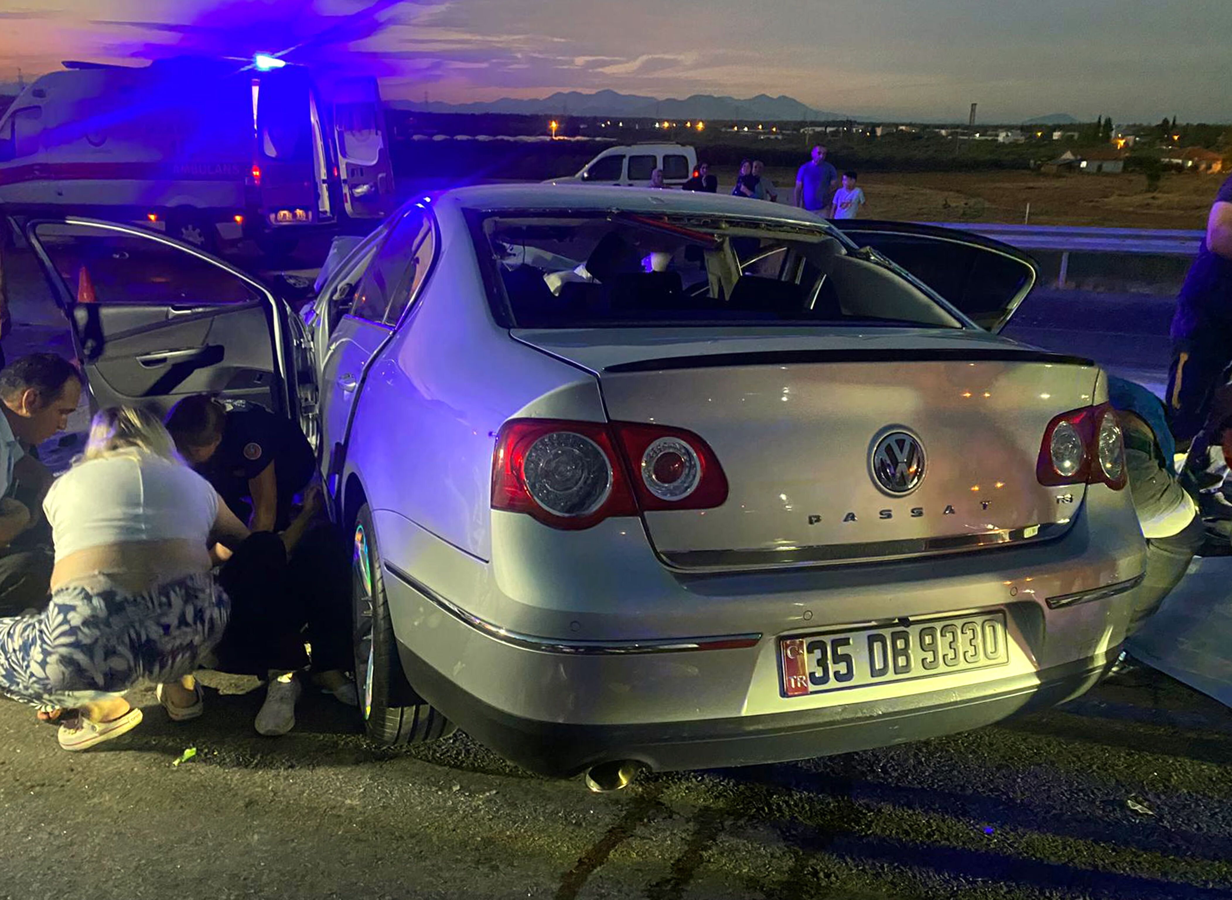 DÜĞÜNE GİDEN AİLENİN OTOMOBİLİ SU TANKERİNE ÇARPTI: 1'İ BEBEK, 3 ÖLÜ