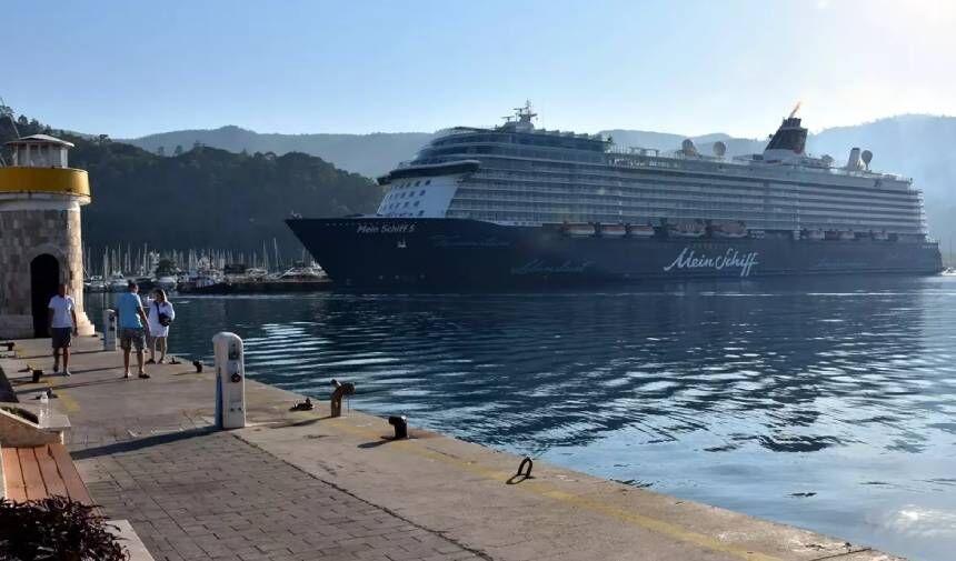 Mein Schiff 5 kruvaziyeri 2 bin 490 yolcusuyla Marmaris'te
