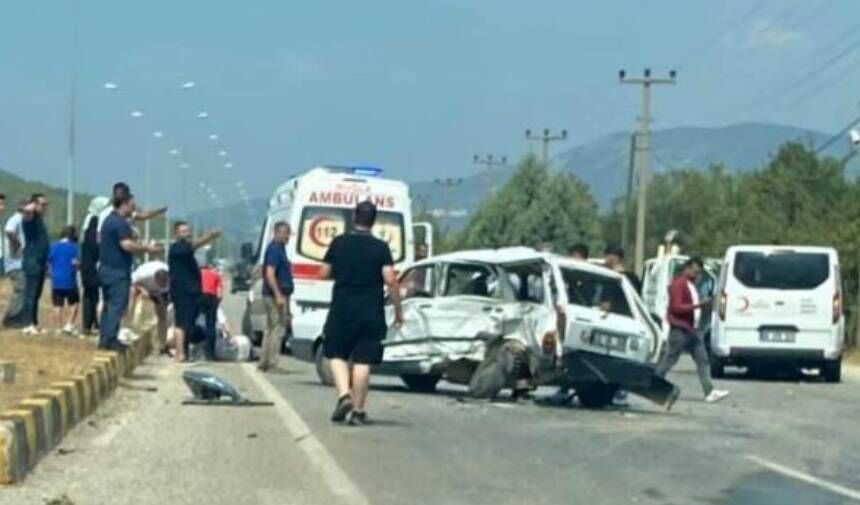 MENTEŞE'DE KIZILAY ARACI İLE OTOMOBİL ÇARPIŞTI: 1'İ AĞIR İKİ YARALI