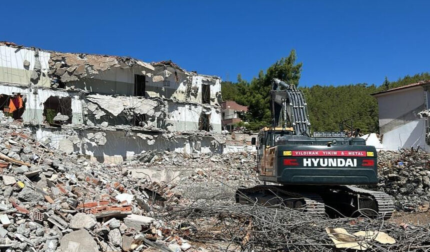 EVREN PAŞA İLKOKULU'NUN YIKIMINA BAŞLANDI; YENİ BİR İSİMLE OKUL YAPILACAK