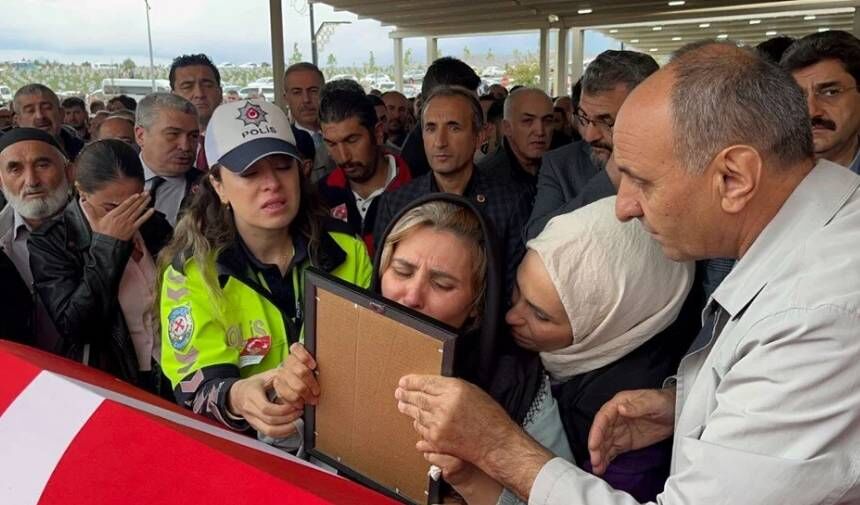 Şehit Polis Şeyda Yılmaz son yolculuğuna uğurlandı: Gözyaşları sel oldu... Memleketi Sivas’ta toprağa verildi