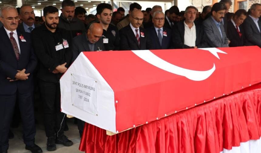 Şehit Polis Şeyda Yılmaz son yolculuğuna uğurlandı: Gözyaşları sel oldu... Memleketi Sivas’ta toprağa verildi