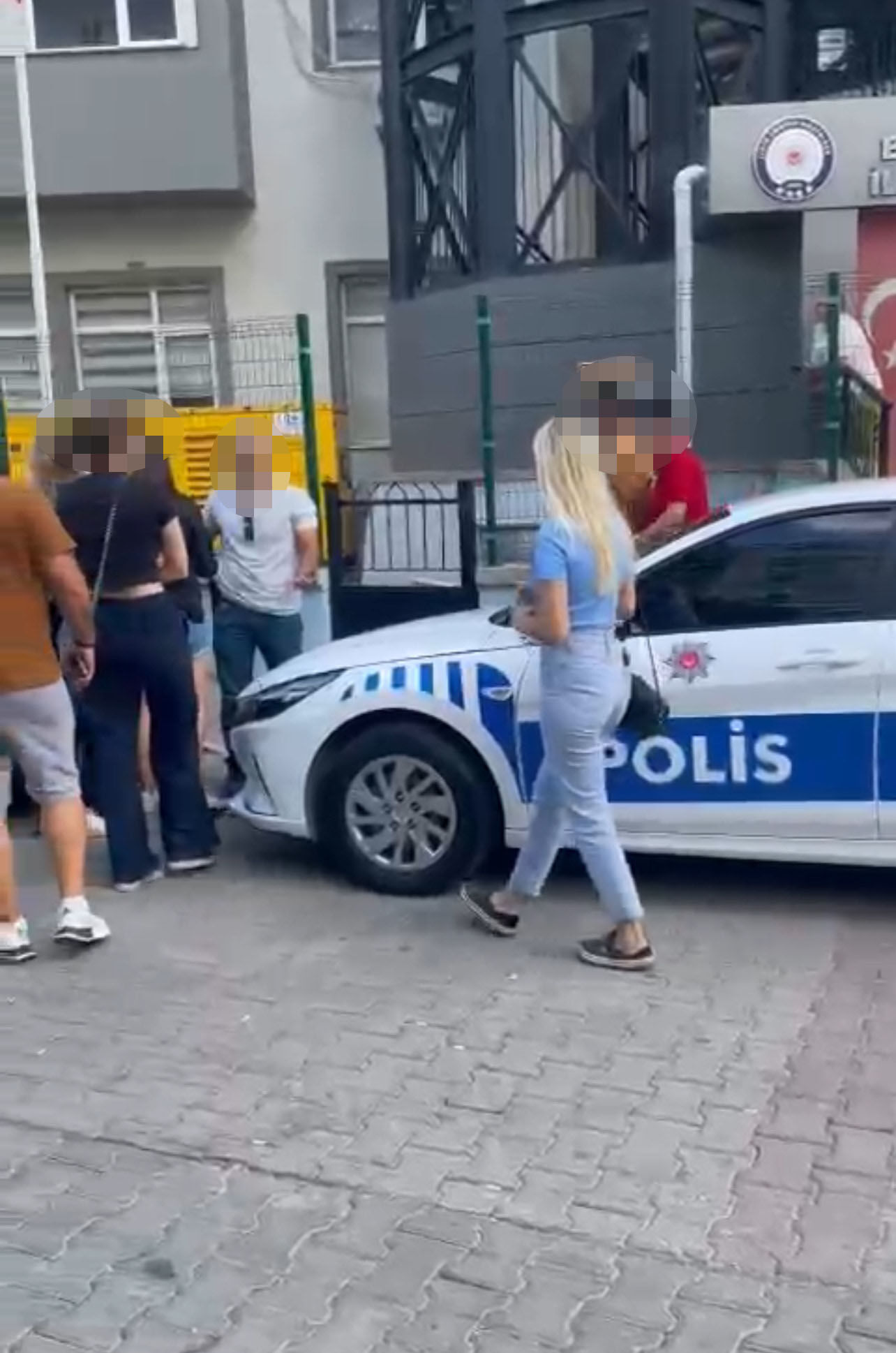 İZMİR'İN TACİZCİ KURYESİ KISKIVRAK YAKALANDI! MOTOSİKLETİYLE YAKLAŞIP 3 KADINA CİNSEL SALDIRIDA BULUNDU