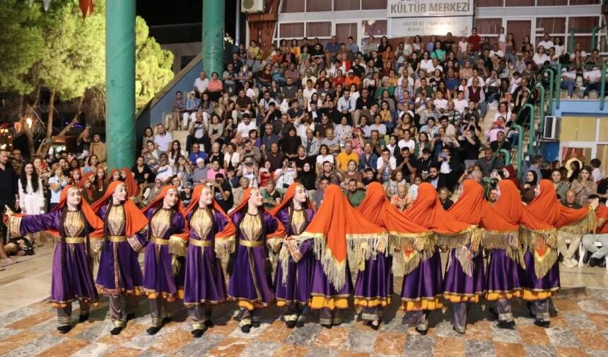 Uluslararası Halk Oyunları Festivali: Renkli ve coşku dolu anlara sahne oldu