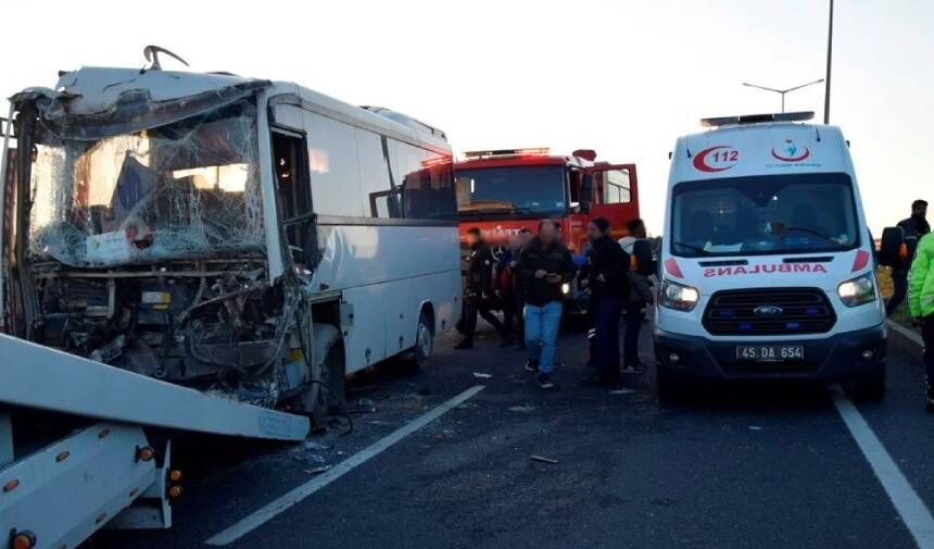 İşçi servisi tıra çarptı: 22 yaralı