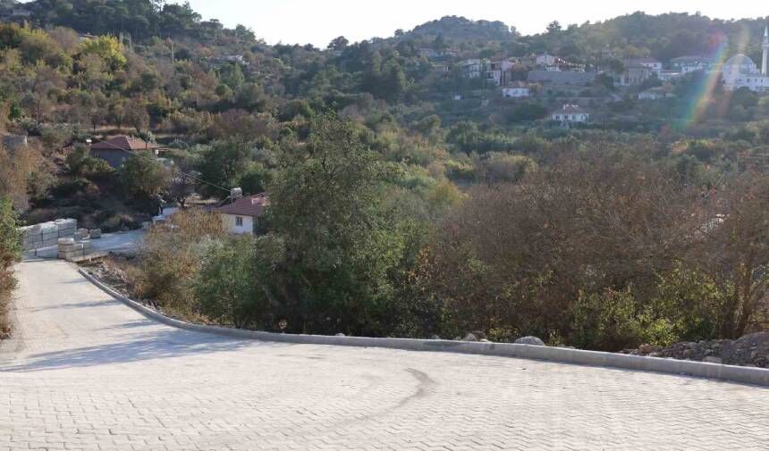 Marmaris'teki Söğüt Mahallesi yeni beton parke yola kavuştu