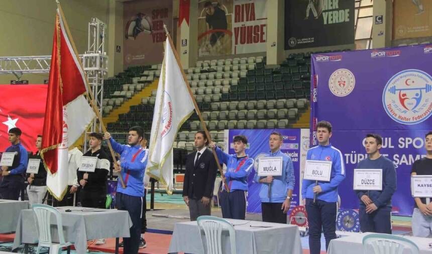 Menteşe Spor Lisesi öğrencisi Tuna Yaraş, halterde Türkiye Şampiyonu oldu