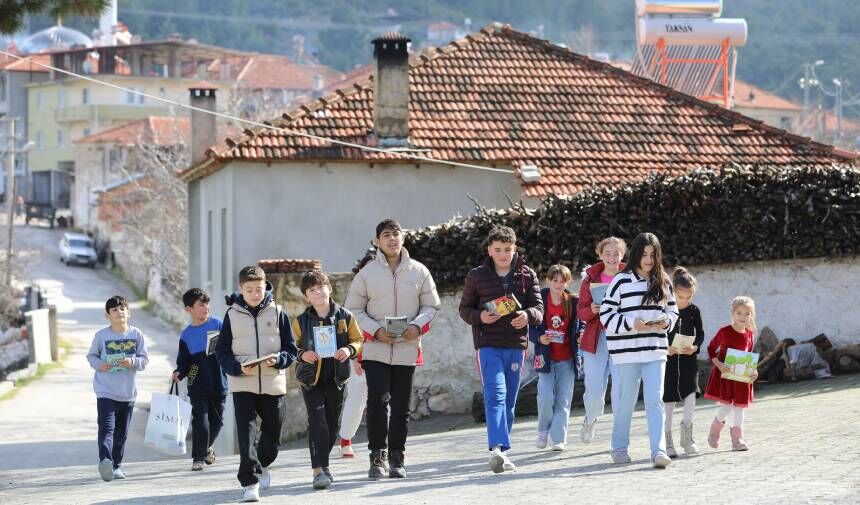 Muğla Büyükşehir Belediyesinin kırsalda açtığı çocuk kütüphanesi miniklerin yeni yuvası haline geldi