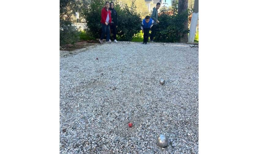 Ula’da öğrenciler, ara tatili bocce ve volo branşlarında spor yaparak geçiriyor