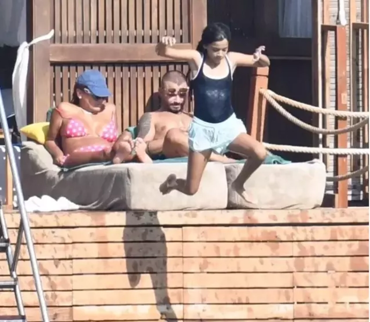 Demet Akalın pembe bikinisiyle Bodrum sahillerinde!