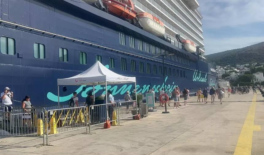 295 Metrelik Kruvaziyer Mein Schiff 5 Bodrum Limanı'na Demirledi