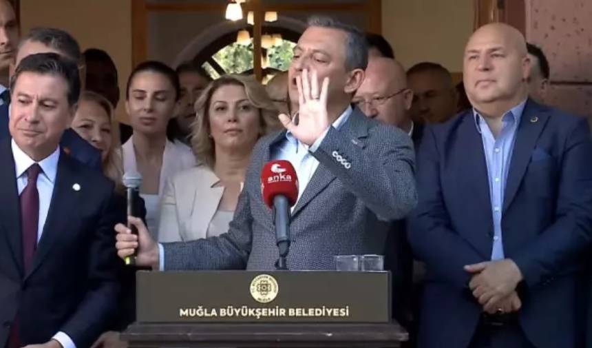 Özgür Özel Muğla'da Mustafa Kemal'in Askeriyiz Diyen Kişiye Tepki Gösterdi! (1)