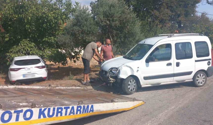 Ticari Araçla Çarpışan Otomobil Bahçeye Daldı İki Yaralı (1)