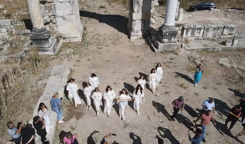 Stratonikeia Antik Kenti'nde Binlerce Yıllık Gelenek Canlandırıldı! Anahtar Taşıma Töreni Yapıldı (1)