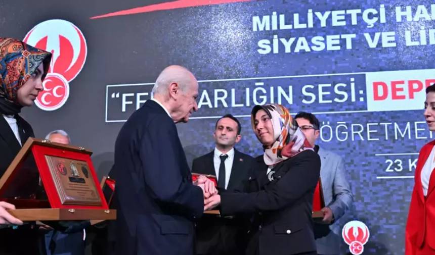 Bahçeli'den Deprem Bölgesi Öğretmenlerine Plaket (1)