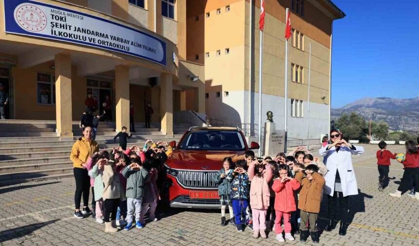 Çocukların Isteğine Kayıtsız Kalmadı Vali Akbıyık, Makam Aracı Togg'u Okula Gönderdi (1)