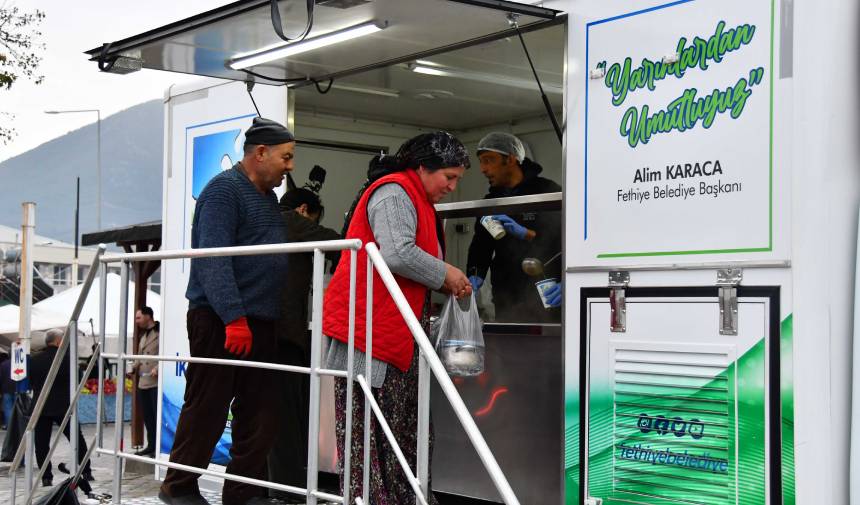 Fethiye Belediyesinden Vatandaşlara Cuma Pazarı’nda Sıcak Çorba Ikramı (1)