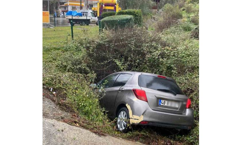 Marmaris'te Otomobil Kanala Uçtu; 1 Yaralı (1)