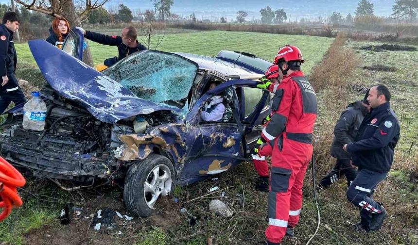 Seydikemer’de Kaza; Minibüs Ile Otomobil Çarpıştı,3 Yaralı (1)