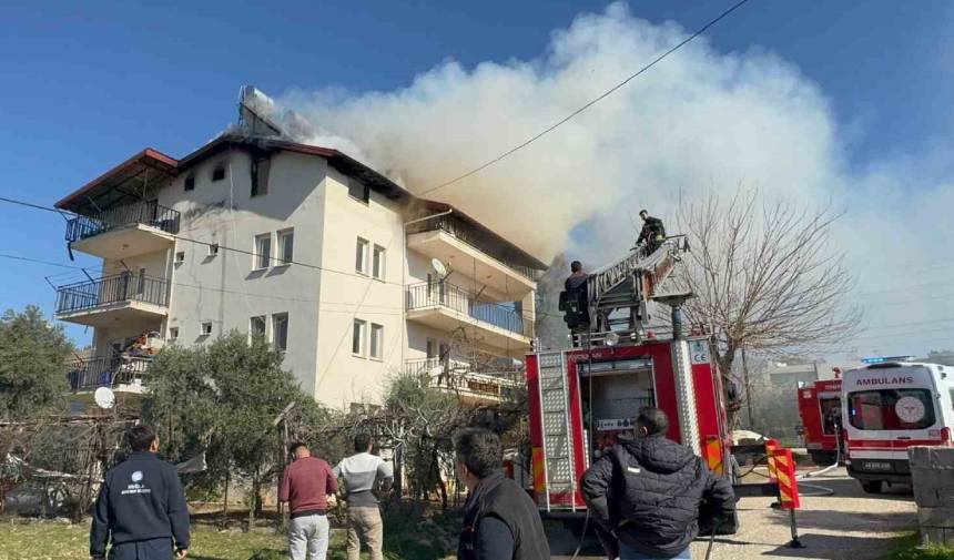 Fethiye'de 10 Kişinin Yaşadığı Evin Çatı Katında Yangın; 5 Kişi Dumandan Etkilendi (1)