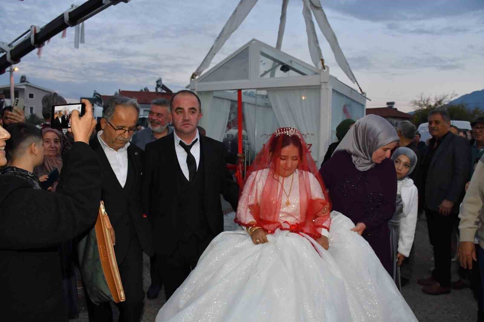 Fethiyede Sira Disi Dugun Gelin Ve Damat Cam Vitrinde 20251222 A W604336