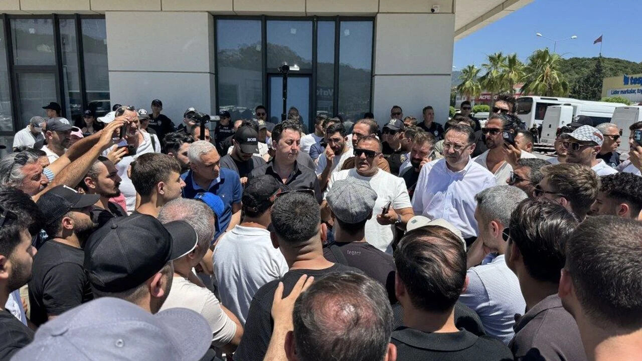 Marmaris Kapalı Çarşı esnafının belediye önü protestosu